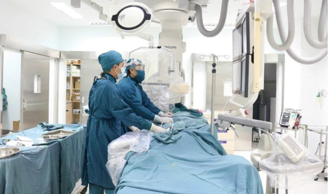 Ê-kíp Khoa Ngoại Tổng hợp Bệnh viện Đa khoa Ninh Thuận tiến hành phẫu thuật cho bệnh nhân. Ảnh: L.H. screenshot-103.png