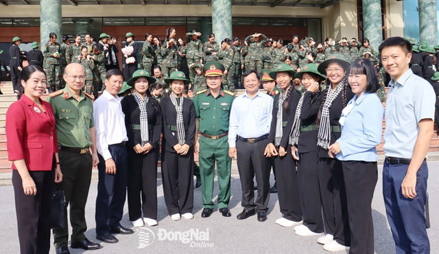 Lãnh đạo tỉnh Đồng Nai trao đổi, trò chuyện với nữ du kích miền Nam tham gia A80. Ảnh: Nguyệt Hà 5-20250822173856-20250822183830.jpg