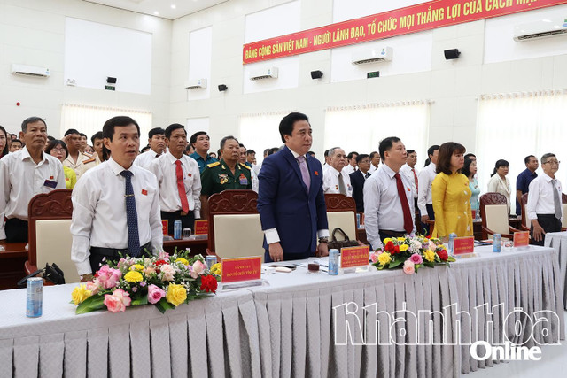 Các đại biểu thực hiện nghi lễ chào cờ. chao-co-20250808093401.jpg