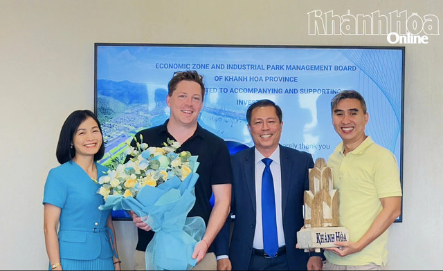 Lãnh đạo Ban Quản lý Khu kinh tế và Khu công nghiệp tỉnh tặng quà lưu niệm cho lãnh đạo Tập đoàn ExxonMobil. 1-tap-doan-20250819140548.jpg