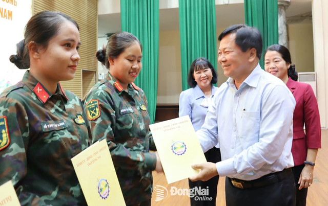 Tỉnh ủy viên, Phó Chủ tịch HĐND tỉnh Đồng Nai Trần Văn Mi tặng quà các nữ quân nhân Đồng Nai tham gia nhiệm vụ A80. Ảnh: Nguyệt Hà 3-20250822173654-20250822183747.jpg