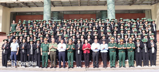 Lãnh đạo Quân khu 7 và tỉnh Đồng Nai chụp hình lưu niệm với khối du kích miền Nam huấn luyện tại trung tâm. Ảnh: Nguyệt Hà 7-20250822174025-20250822183923.jpg