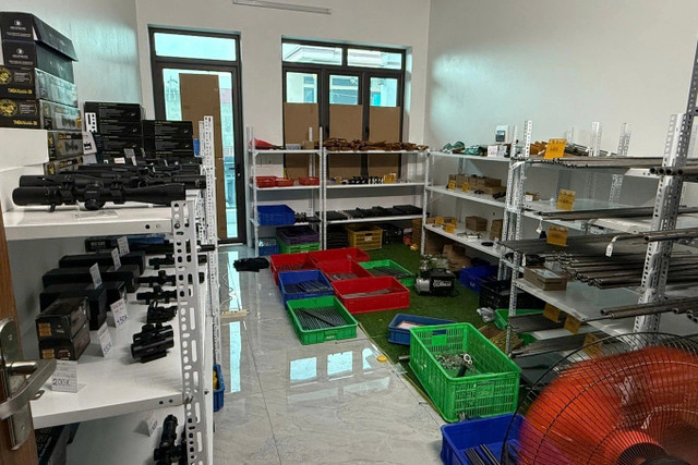 Kho cất trữ các phụ kiện, bộ phận để lắp ráp thành súng của các đối tượng. Ảnh: CACC thu-11-khau-sung.jpg