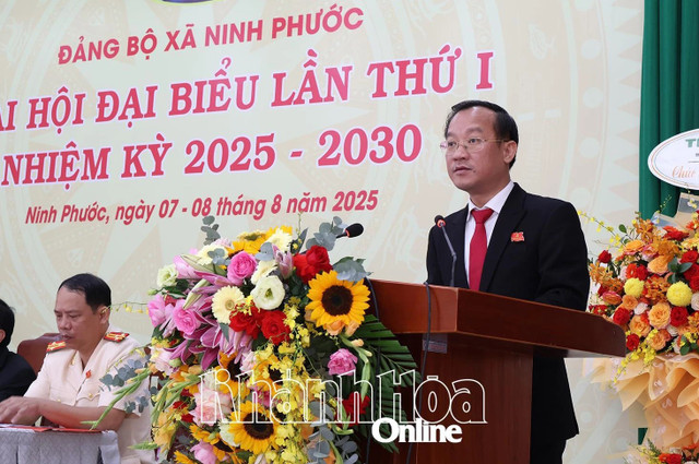 Đồng chí Nguyễn Hữu Tuấn - Bí thư Đảng ủy, Chủ tịch HĐND xã Ninh Phước phát biểu khai mạc đại hội. lanh-dao-xa-pb-khai-mac-20250808093727-20250808112442.jpg