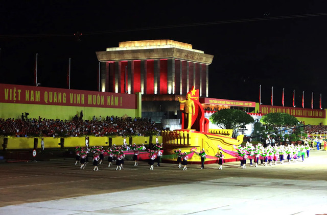 Đội hình rước Chân dung Chủ tịch Hồ Chí Minh tiến vào Lễ đài. a80-3.jpg