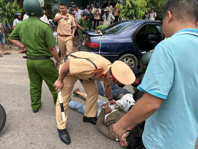 Lực lượng chức năng bắt nhom đối tượng sau 30 km truy đổi. Ảnh: CALĐ. z6922667057557-7da2b84ead0945faaebf4f757355078c.jpg