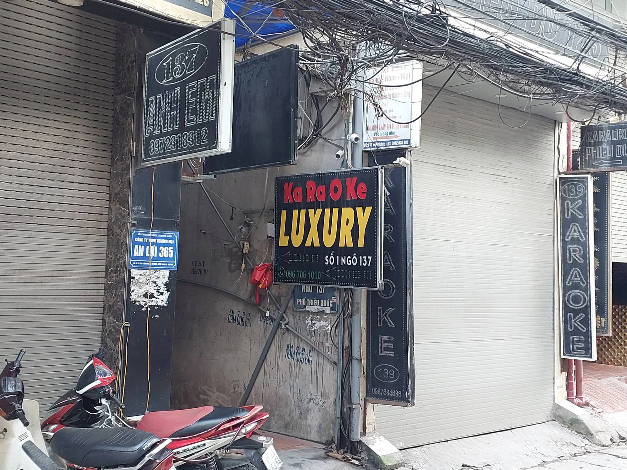Hà Nội: Nguy cơ cháy nổ từ loạt quán karaoke ở phố Triều Khúc