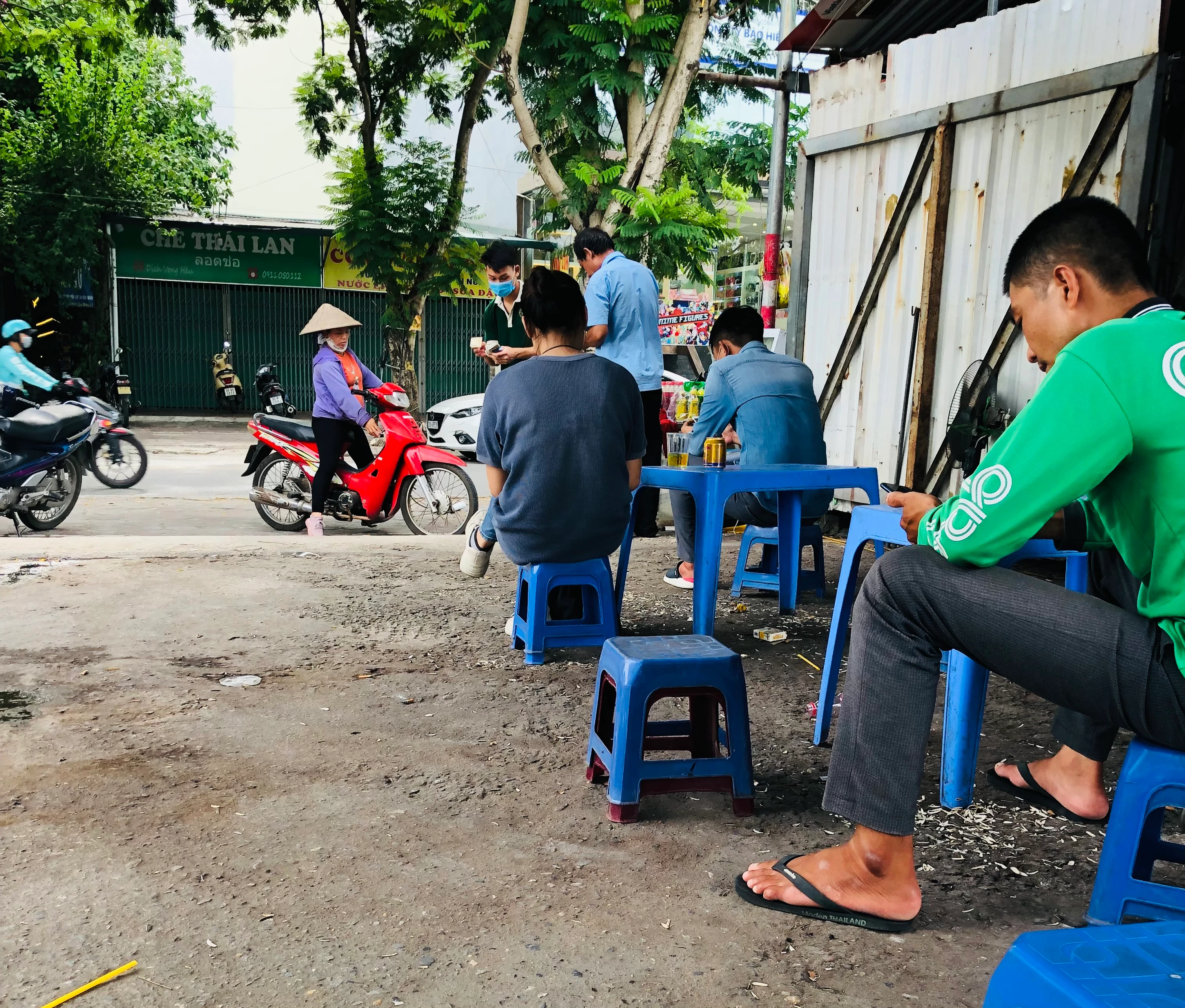 Bất chấp dịch COVID-19, quán trà đá vẫn ngang nhiên bày bán