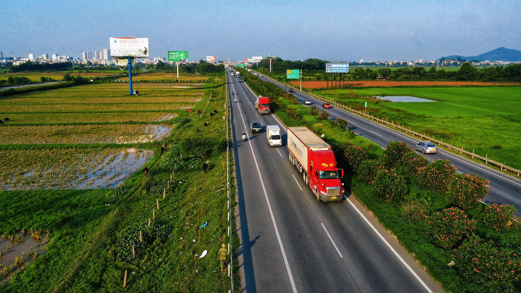 Cảnh sắc kỳ vĩ bên các cao tốc nghìn tỷ nối Hà Nội với các tỉnh phía Bắc