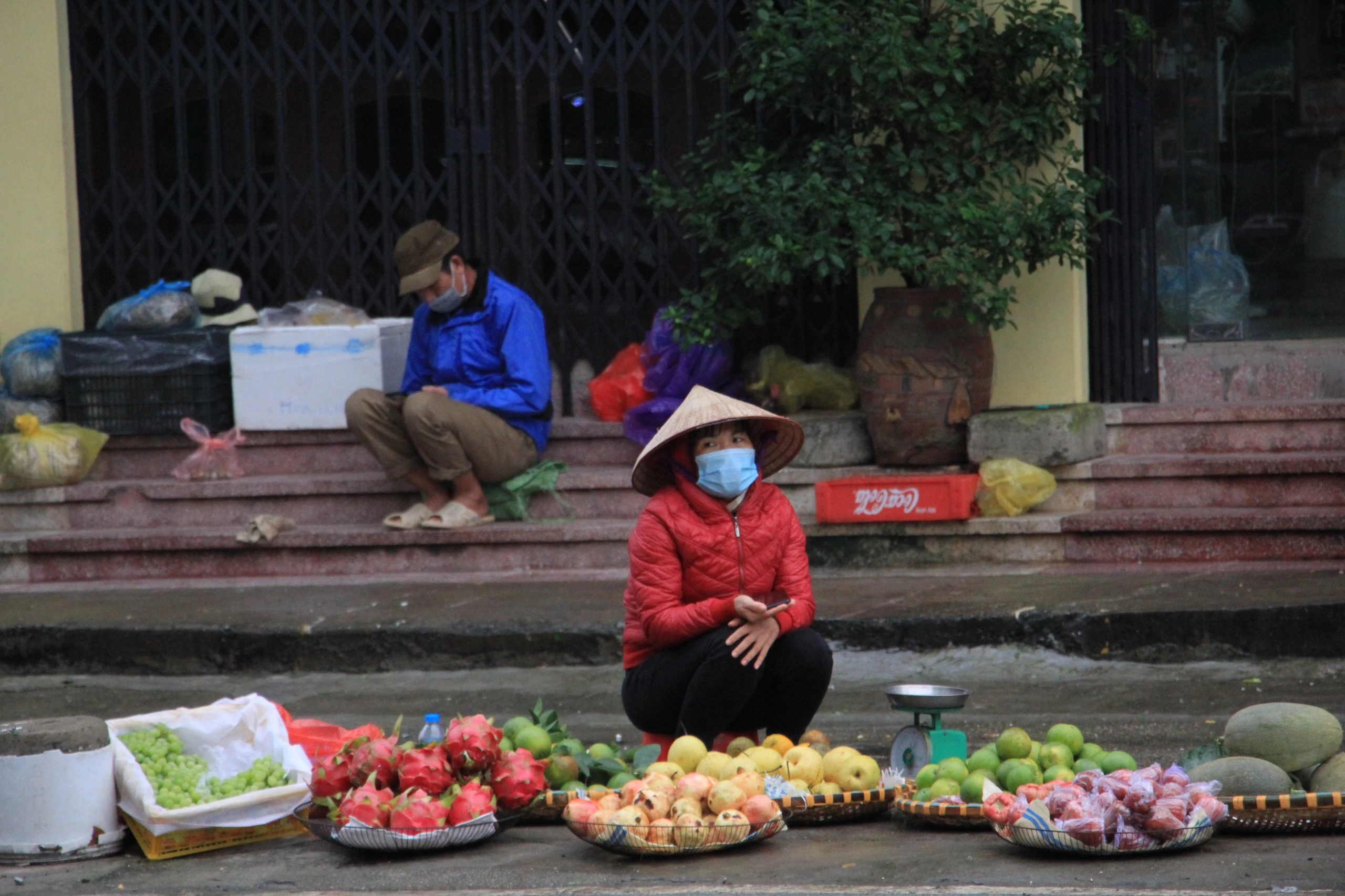 Người dân Hà Nội co ro trong cái lạnh đầu mùa