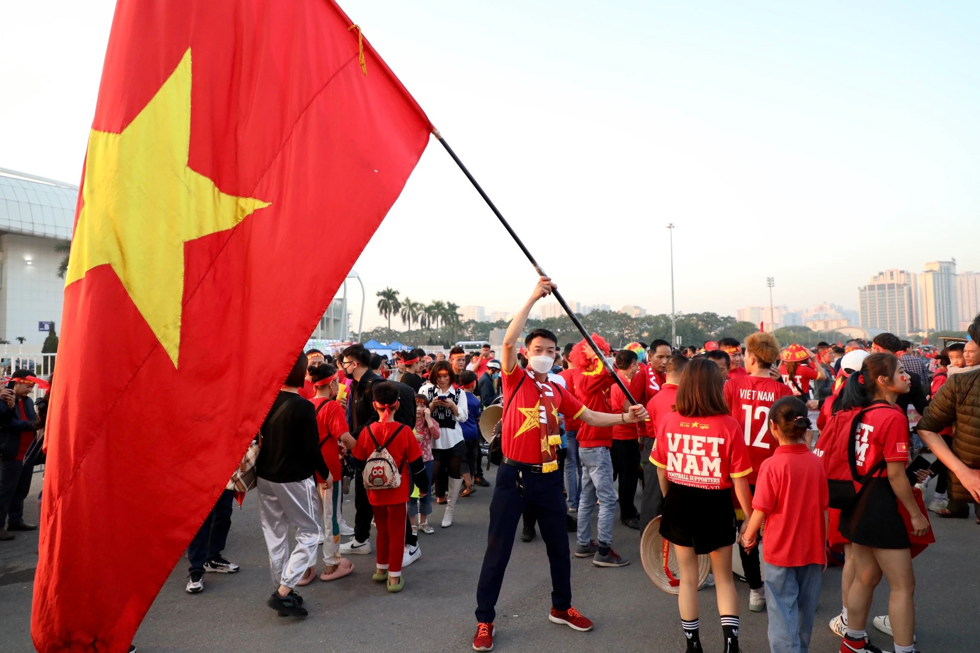 CĐV nhuộm đỏ khu vực ngoài sân Mỹ Đình trước trận chung kết “trong mơ”