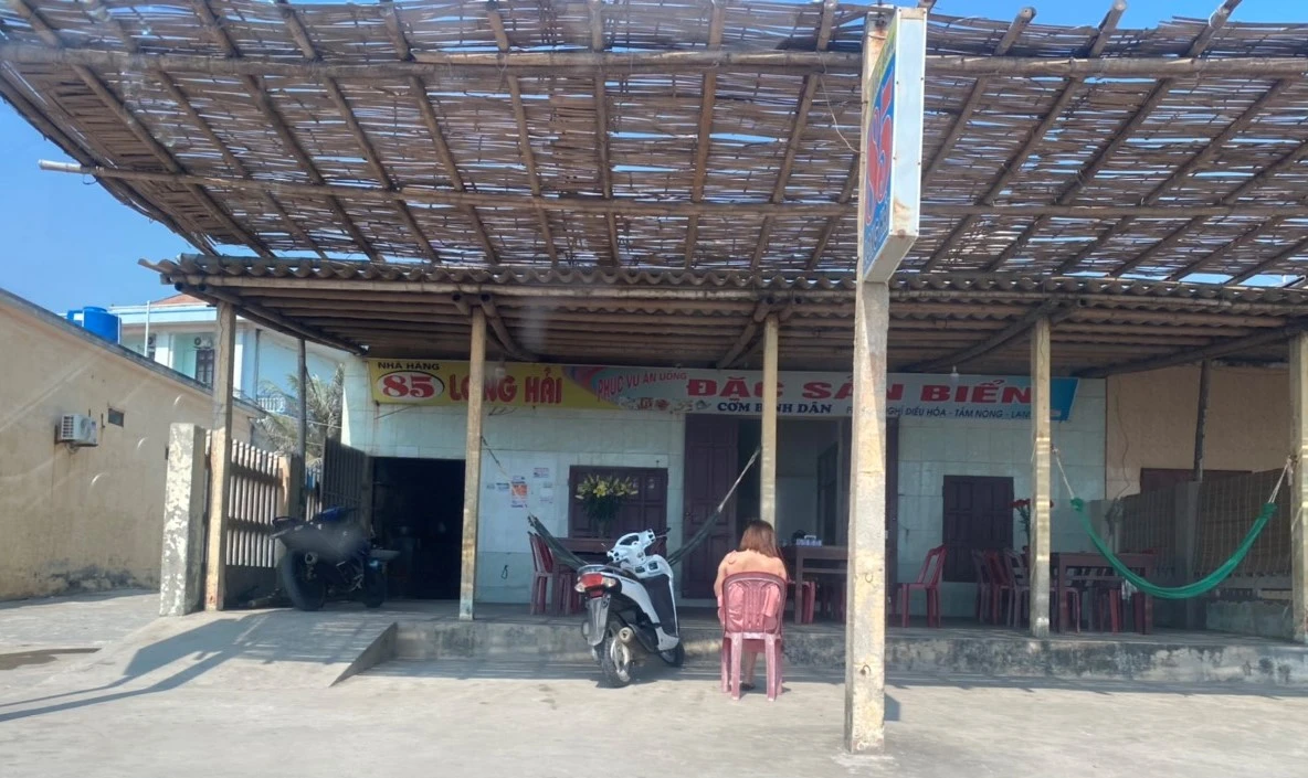 Mùng 3 Tết: Biển Quất Lâm vắng tanh, chủ quán hàng đua nhau vẫy khách
