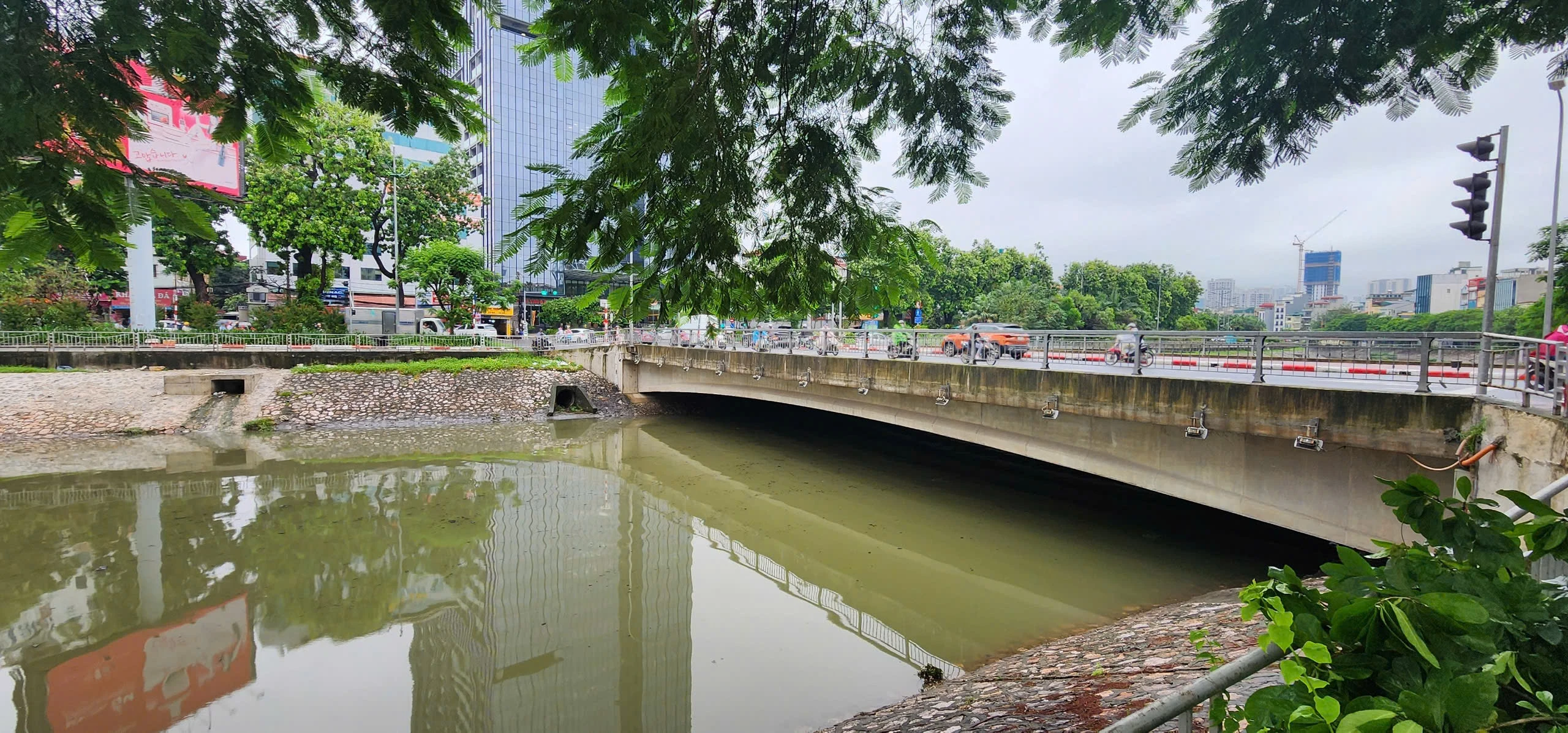 Cận cảnh nước sông Tô Lịch dâng cao, bất ngờ đổi màu