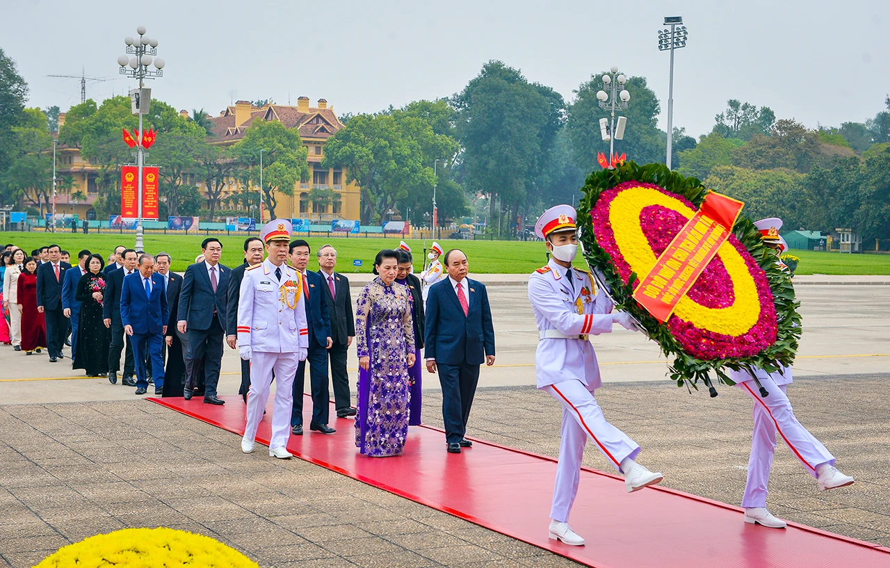 Lãnh đạo Đảng, Nhà nước và đại biểu Quốc hội vào Lăng viếng Chủ tịch Hồ Chí Minh