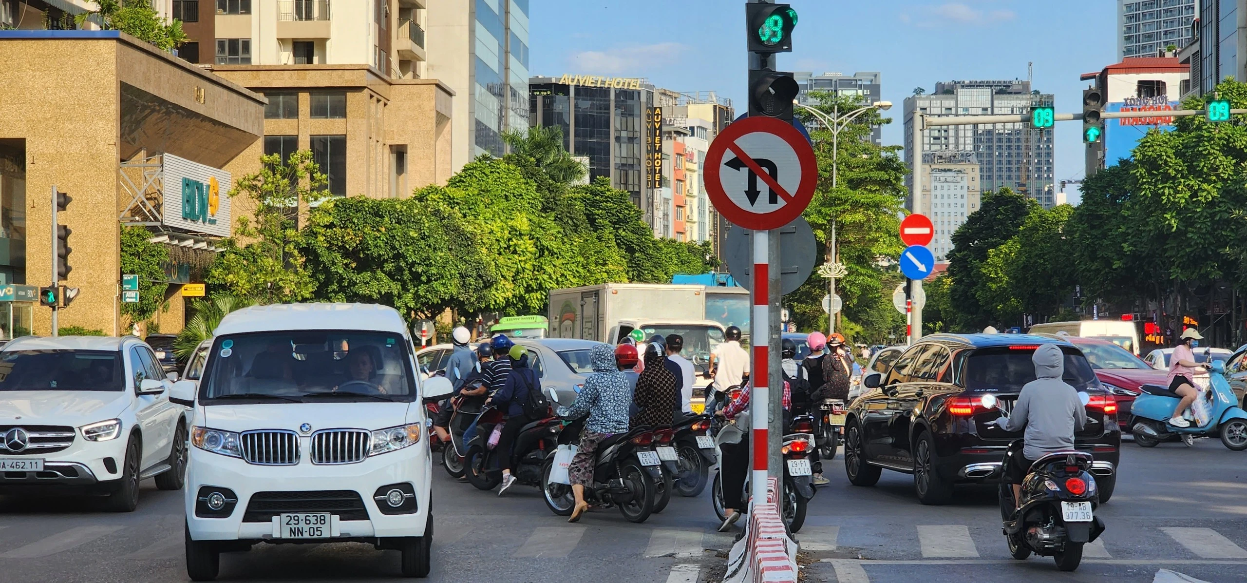 Hà Nội: Bất ổn giao thông trên tuyến đường Lê Đức Thọ - Nguyễn Hoàng