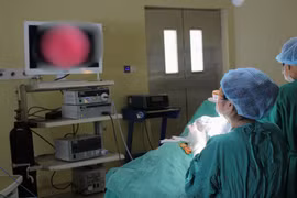 Bé trai 3 tuổi quấy khóc nhiều ngày, phát hiện 2 dị vật trong tai