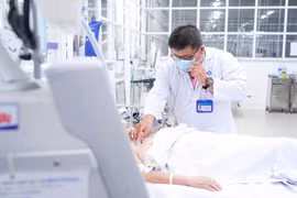 Người phụ nữ suýt mất mạng vì xương cá xuyên thủng dạ dày, đâm vào gan