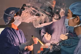 Điện não đồ võ não điều trị động kinh kháng thuốc cho chàng trai 20 tuổi