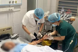 Chó nhà tấn công, 1 người lóc da diện rộng, 1 người gãy hở xương
