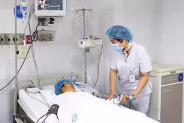 Trắng đêm vận chuyển cấp cứu, phẫu thuật cứu sản phụ biến chứng HELLP