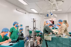 Vá lỗ thông liên nhĩ và sửa hẹp van động mạch phổi cho bé 8 tháng tuổi