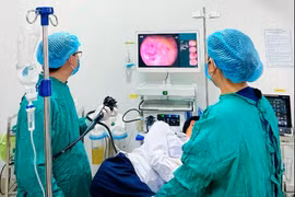 Đau bụng, đi ngoài ra máu, người đàn ông phát hiện đa polyp đại tràng