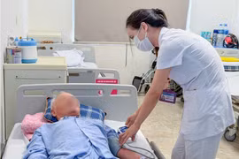 Cứu sống cụ bà 91 tuổi suy tim nặng bằng kỹ thuật thay van động mạch chủ qua da