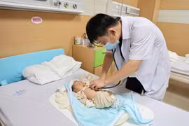 Hạ thân nhiệt chỉ huy cứu trẻ sơ sinh tổn thương não do ngạt