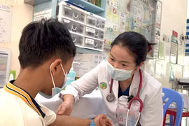 Sốt lừ đừ 2 ngày, bệnh nhi mắc não mô cầu nhiễm trùng huyết