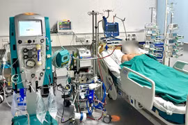 Sốc sốt xuất huyết, nam thanh niên 23 tuổi nguy kịch, phải chạy ECMO