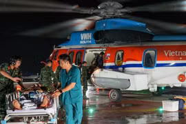 Hành trình xuyên đêm cứu bệnh nhân từ Trường Sa về đất liền