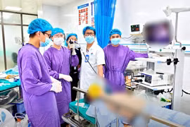 Ho, khó thở suốt 1 tháng, người đàn ông phát hiện dị vật trong phế quản