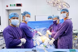 Trượt ngã, cụ bà 98 tuổi gãy cổ xương đùi phải thay khớp háng 
