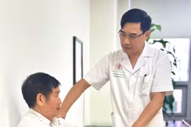 Nguy cơ thoái hóa khớp sớm ở người trung niên do tập thể thao sai cách 