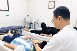 Không tự ý cạo gió, xoa bóp trẻ bị liệt mặt để tránh biến chứng