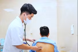 Không ho, không khó thở, bệnh nhân 36 tuổi được phát hiện viêm phổi thùy
