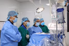 Cụ ông 71 tuổi chỉ đi 20 mét đã đau chân, suýt mất cơ hội cứu chi