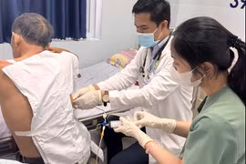 Ho dai dẳng, đau nhói ngực, cụ ông 71 tuổi phát hiện dịch màng phổi nghi lao