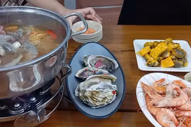 Bộ Y tế chỉ đạo khẩn vụ 7 người ngộ độc sau ăn buffet ốc 