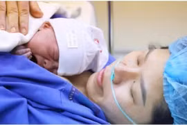 Bé trai chào đời từ hành trình song thai nguy hiểm