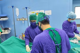 Tưởng đau tinh hoàn do nhảy xuống hồ, 2 ngày sau bé trai phải cắt bỏ