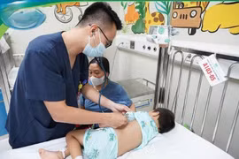 Theo bà đi làm, 2 trẻ 4 tuổi nguy kịch, 1 trẻ tử vong do ong đốt
