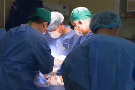 Gãy liên mấu chỏm xương đùi, cơn ác mộng với người cao tuổi