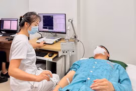 Thanh niên 24 tuổi tê bì bàn chân, yếu tứ chi sau 2 năm hít bóng cười