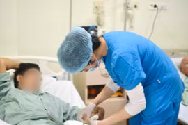 Suýt mất ngón tay vì chặt thịt gà