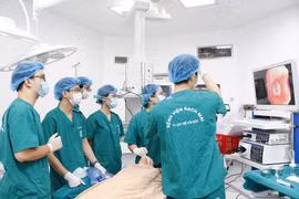 Viêm phổi tái phát, phát hiện mảnh răng sâu trong phế quản trẻ 6 tuổi