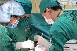Cụ ông 95 tuổi tắc 3 tầng động mạch chân, nguy cơ mất chi
