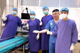 Nam thanh niên nuốt nhầm hộp chống ẩm vì mải xem điện thoại