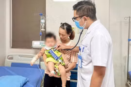 Hai trẻ dưới 1 tuổi bỏng độ II vì nồi cháo, phích nước nóng