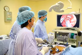 Hai ung thư trên cùng đường tiêu hóa, tái tạo đường ăn bằng đại tràng